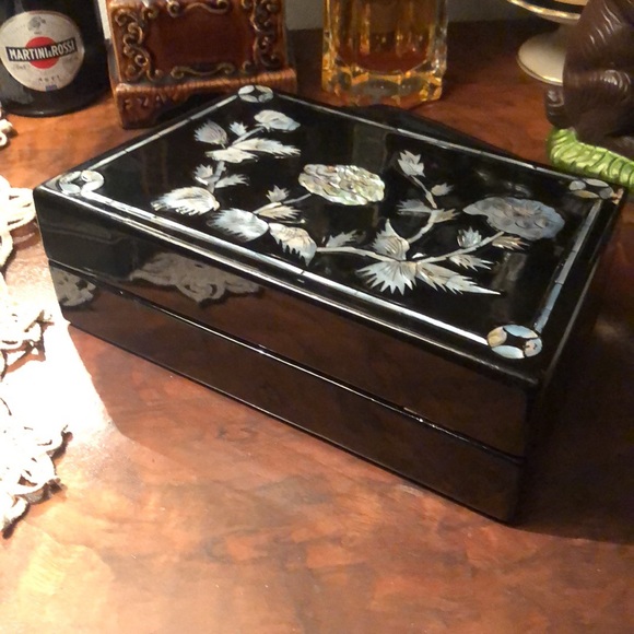 Vintage Black Lacquer Box Purse with Inlaid MOP Roses Signed Ky Niem - Picture 4 of 7